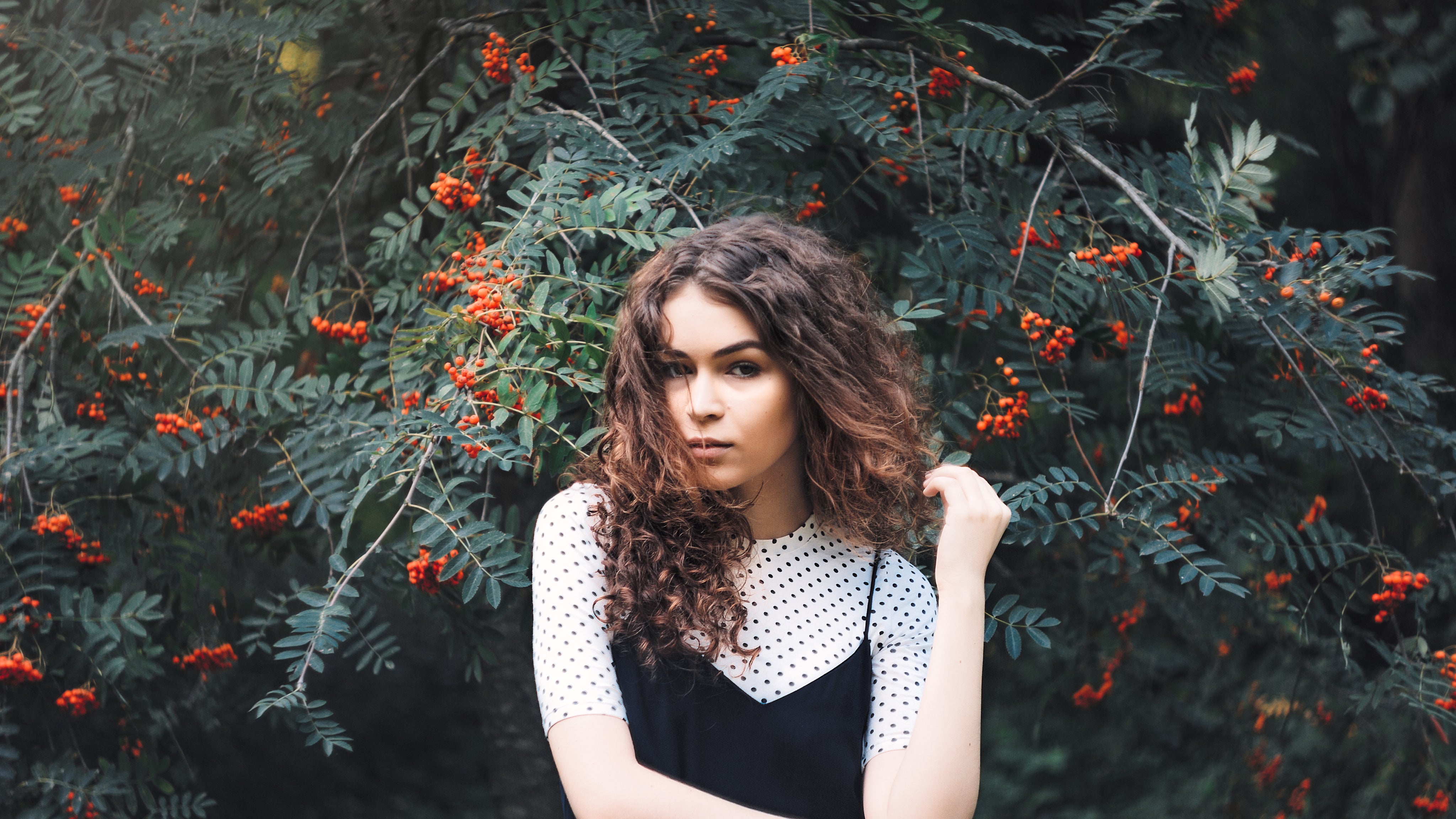 files/woman-infront-of-tree-with-berries_bd795c3c-489a-4fcf-bd1c-fd2d4d2164fb.jpeg